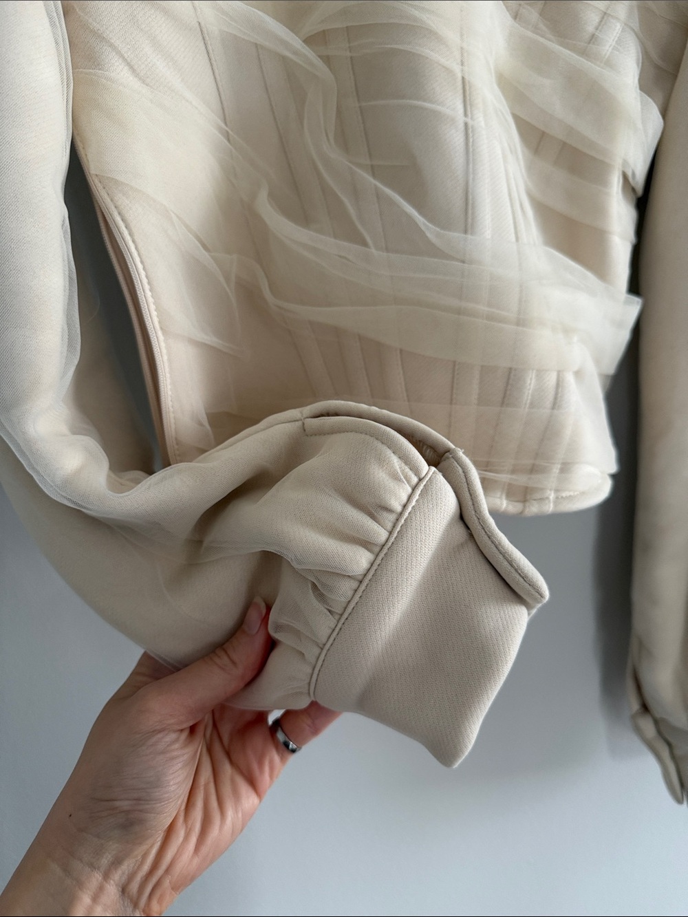Structured Sheer Cream Puff-Sleeve Cropped Top - Picture 4 of 7
